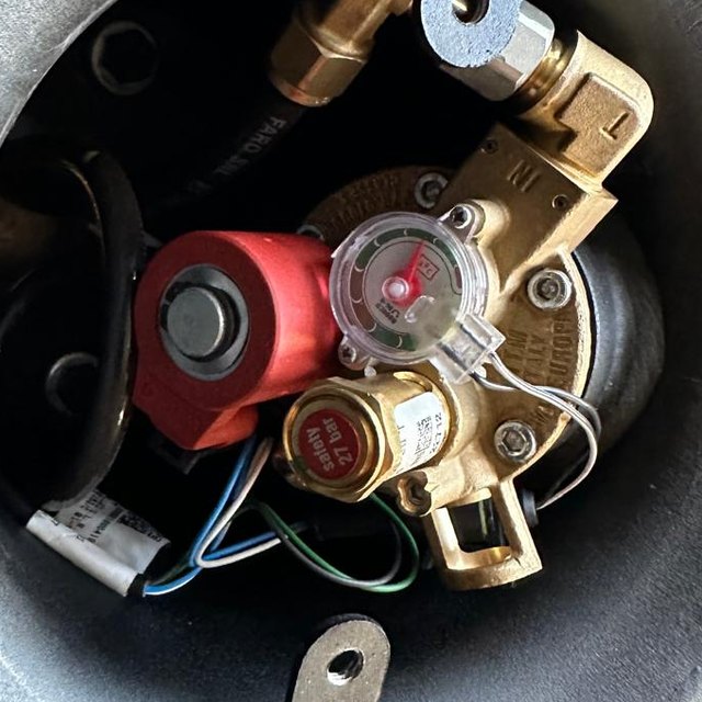 Autogas tank valve with its level gauge and safety relief cap